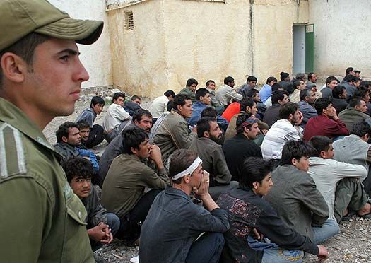 مصاحبه نماینده حزب همبستگی با والدین ۱۳ مهاجر افغان کشته‌شده توسط نیروهای امنیتی رژیم ایران