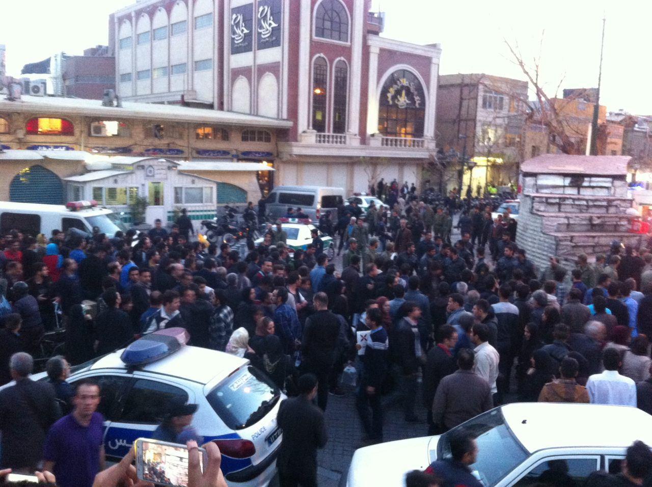انفجار در بازار تهران ( پاساژ سه طبقه طلا قیصریه) با ۳۹ مجروح که حال ۱۲ نفر وخیم گزارش شده است