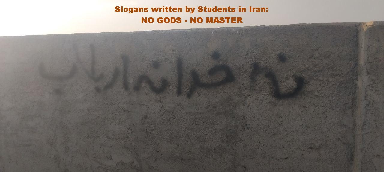 شعارنویسی دانشآموزان انقلابی به مناسب سالگرد قیام آبان ۱۳۹۸